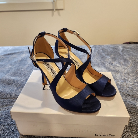 Evening Gown - Picture 10 of 11